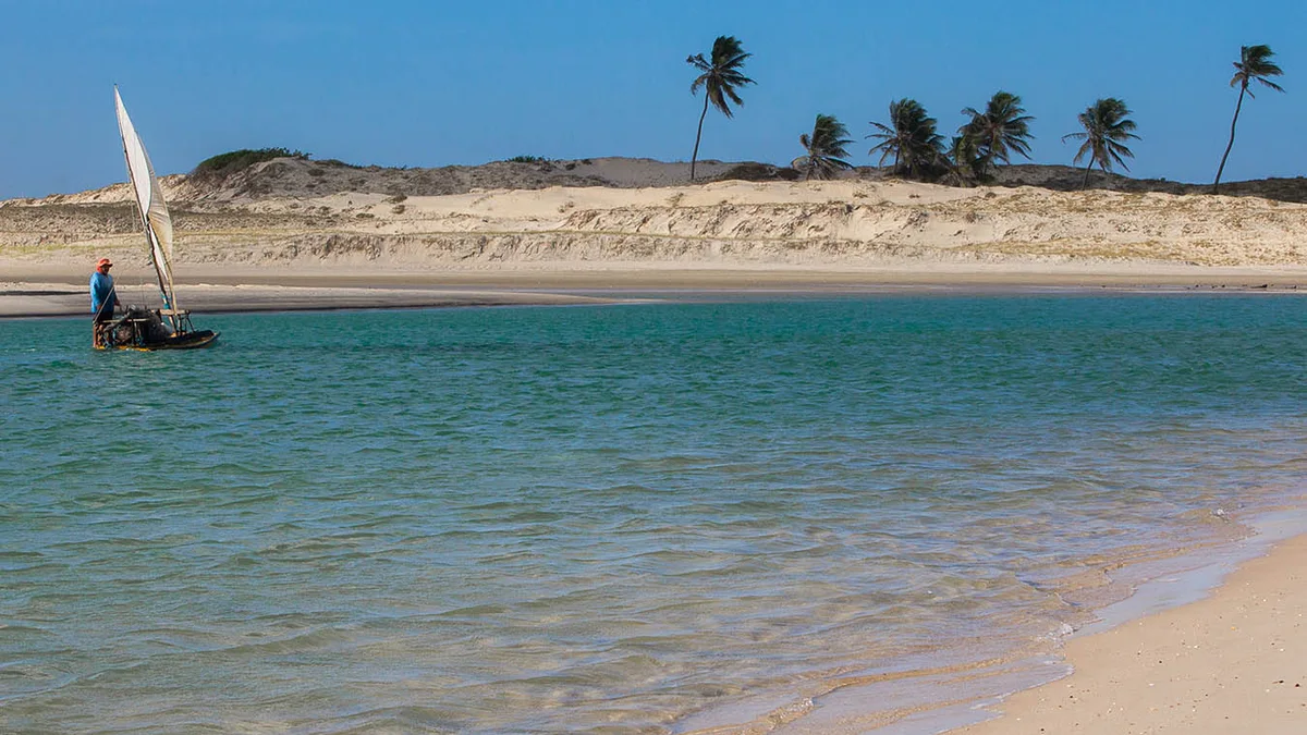 Jangada no mar calmo da Praia de Águas Belas